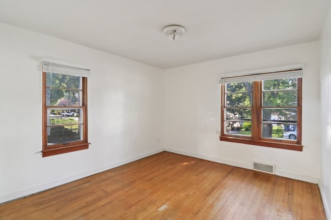 Building Photo - 1514 N Freund Ave