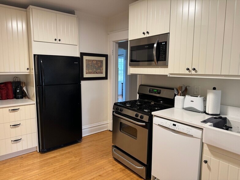 Microwave built in - 878 Ash St