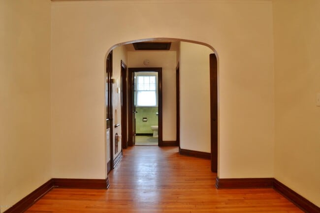 Building Photo - 2557 Dellwood Ave