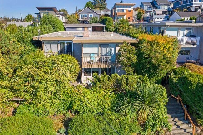 Building Photo - Queen Anne 1-Bedroom Apartment for Rent |  Pet Friendly & On-Site Laundry in Quiet 4-Unit Building