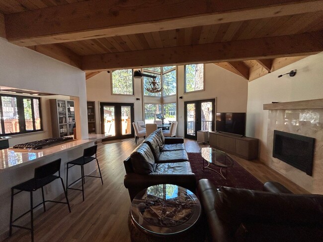 Building Photo - Fully Furnished, Beautifully Remodeled Cha...