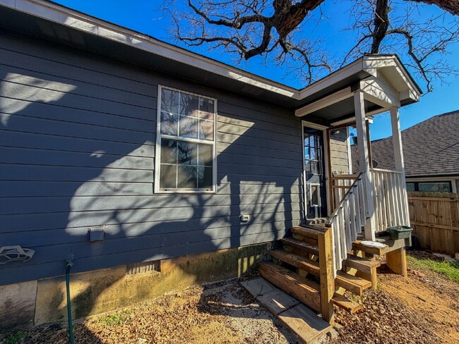 Building Photo - 316 S Watson St