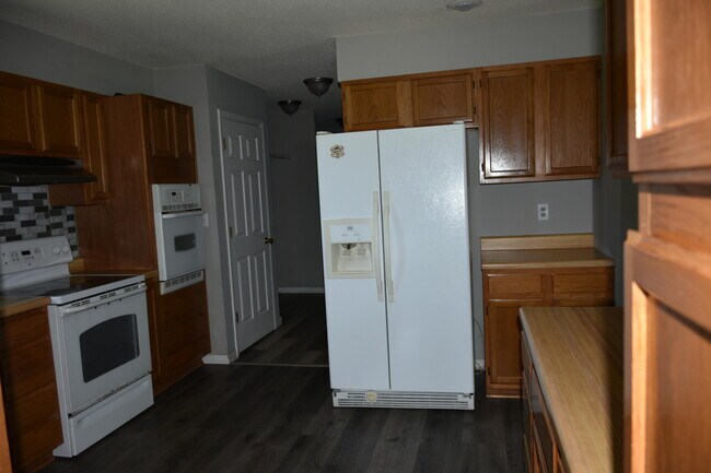 Building Photo - 714 E Nance Dr
