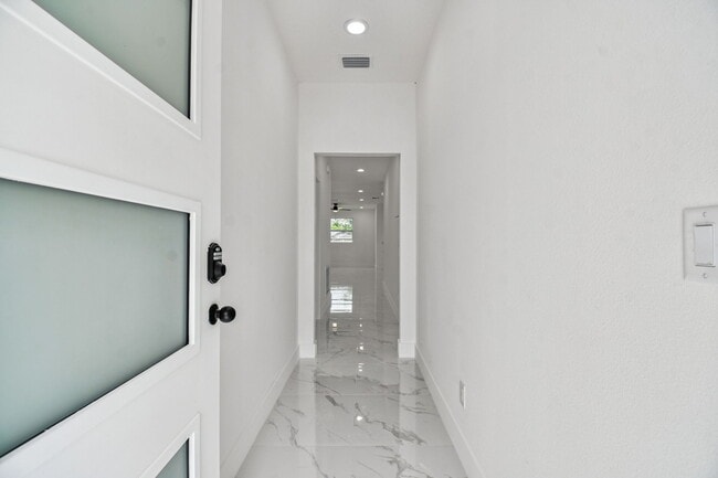 Building Photo - 1403 W 9th St