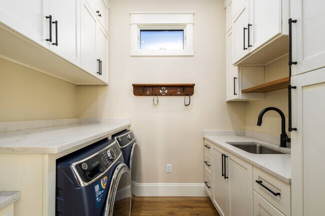 Building Photo - 1112 N St Peter St