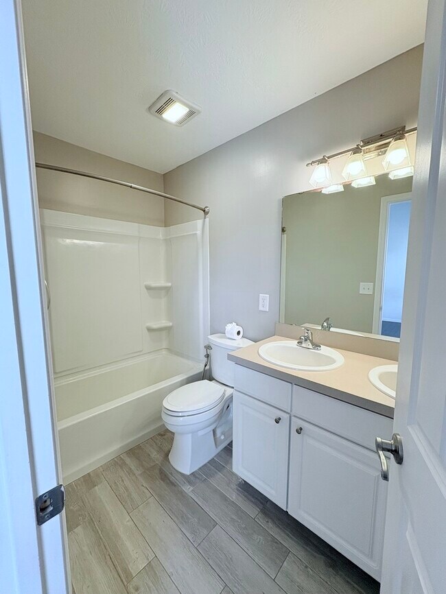 Building Photo - Stunning 2BR 3BA w/ Garage & Central A/C in Westerville!