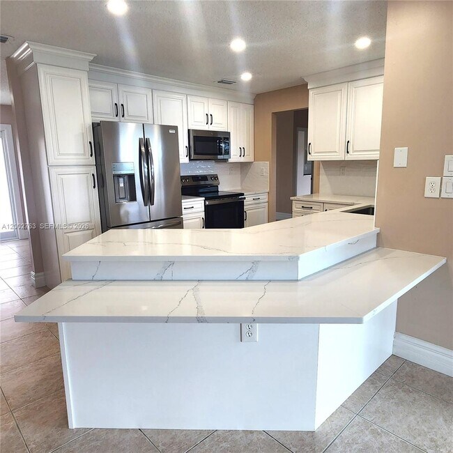 Building Photo - 11950 SW 49th Ct