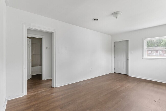 Building Photo - 422 Longwood Ave