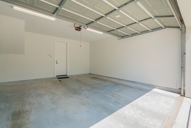 Building Photo - 5715 White Magnolia St.
