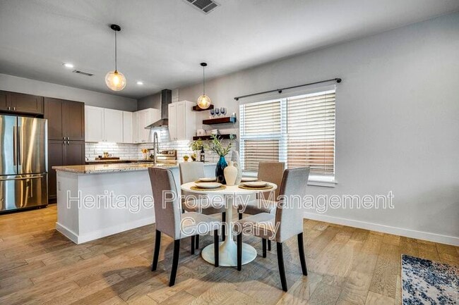 Building Photo - 1417 E Crockett St