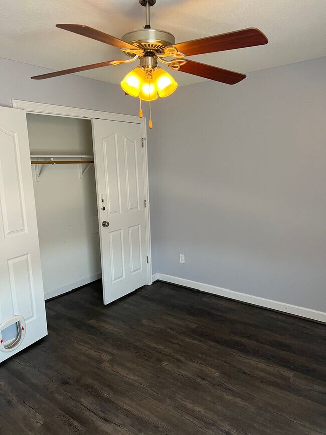 Building Photo - 4 bedroom, 2 bathroom, car garage townhouse