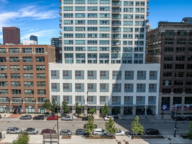 Building Photo - 701 S Wells St