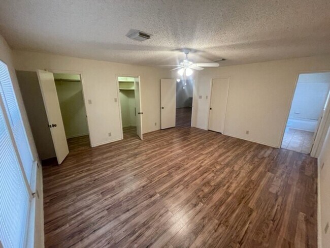 Building Photo - 5 br, 3 bath House - 7111 Valewood View
