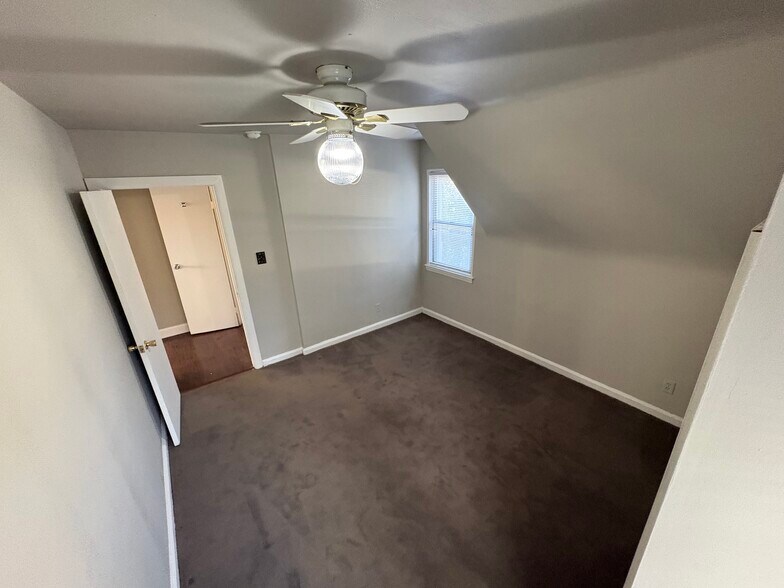 Building Photo - 560 Muncey Rd