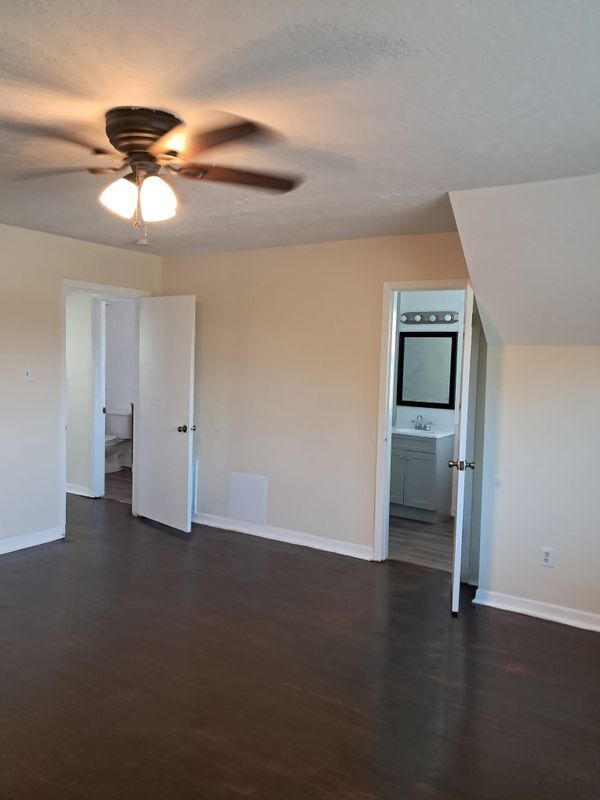 Building Photo - 1303 Leacrest Dr