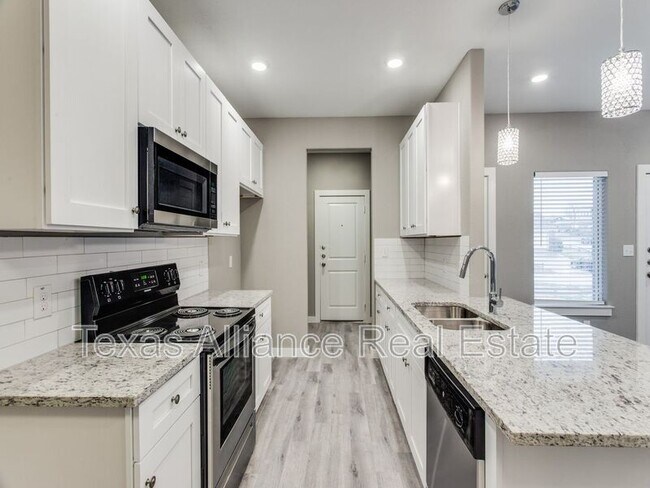 Building Photo - 3207 Karen St