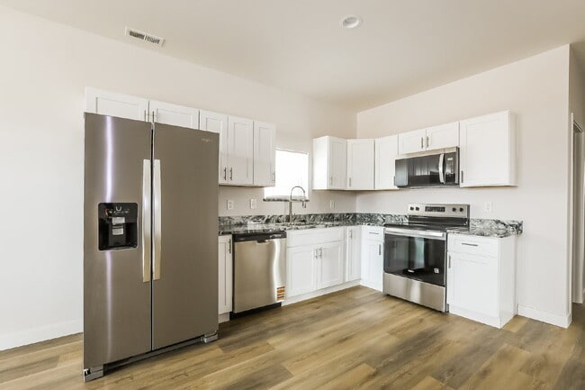 Building Photo - "Charming 3-Bed, 2-Bath Duplex on Broad Ripple Ave – Spacious 1250 Sq. Ft. Living in Vibrant Indi...