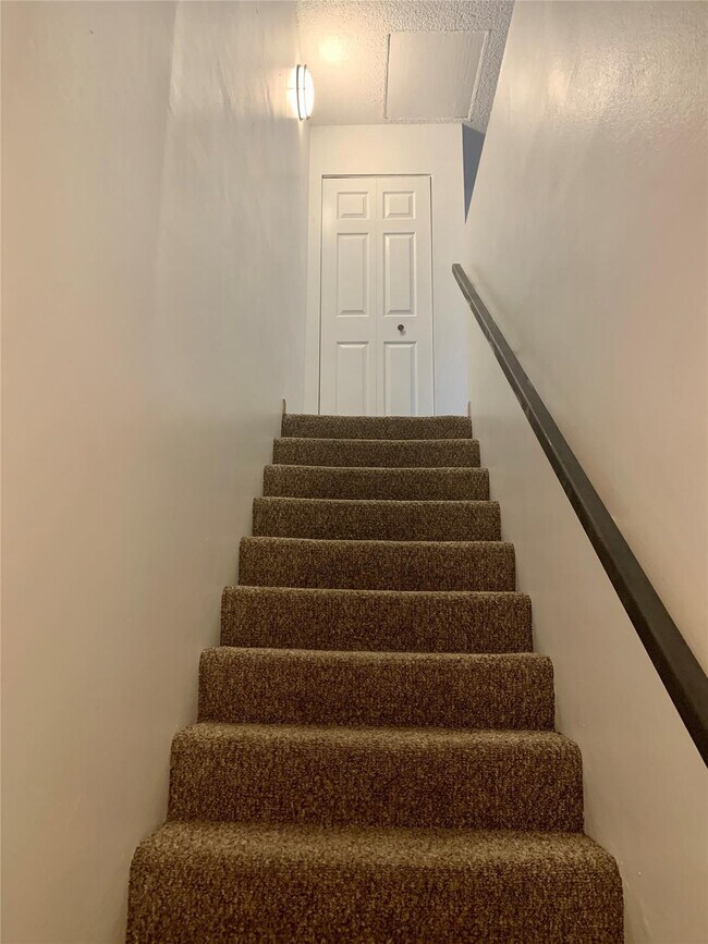 Building Photo - 511 Gardens Dr