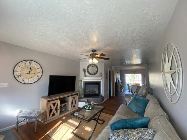 Building Photo - Gorgeous 3 bedroom 2.5 bath with one stall detached garage and fenced in backyard for rent!