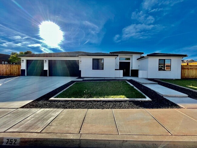 Primary Photo - Wonderful Pet-Friendly Home in Overlook @ ...