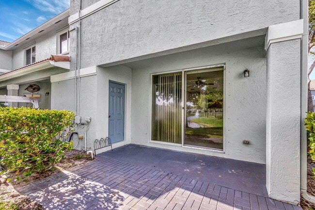 Building Photo - 1923 Alamanda Way