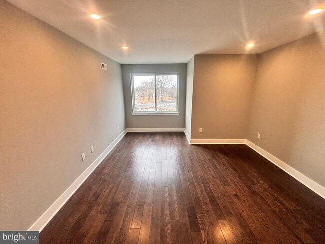 Building Photo - 3255 Ridge Ave