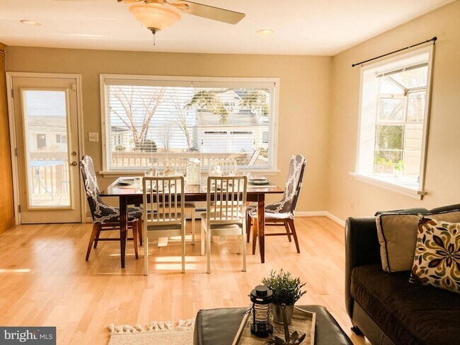 Building Photo - 122 W Bay View Dr