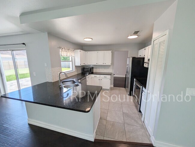 Building Photo - 3-bedroom 2-bath home in Meadow Woods