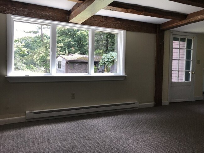 Building Photo - 25 1/2 King St