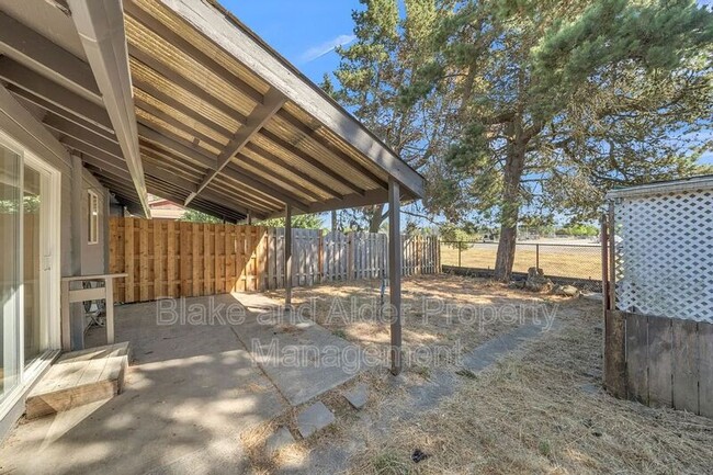 Building Photo - 2402 SE 9th Ct