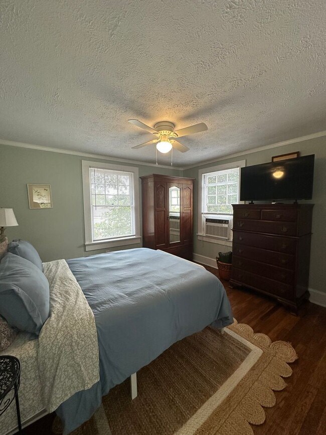 Building Photo - One Bedroom Garage Apartment in 5 Points!!