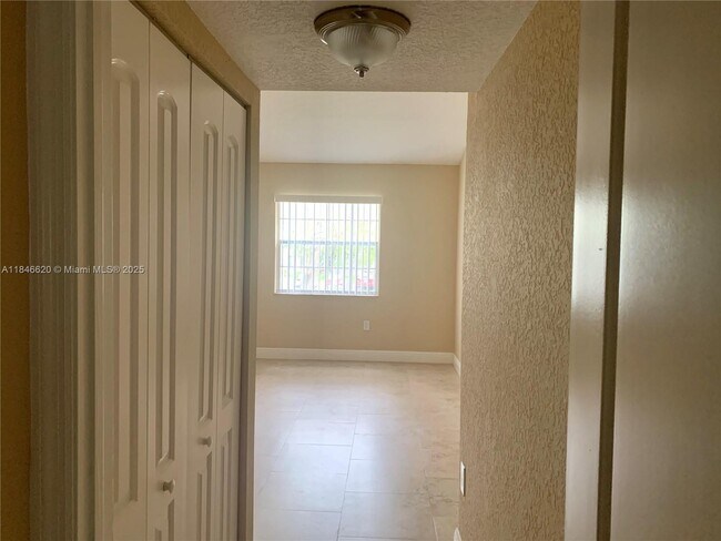 Building Photo - 2841 N Oakland Forest Dr