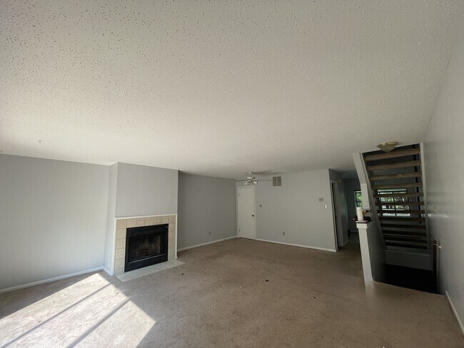 Building Photo - AWESOME TOWN HOME STEPS AWAY FROM BEACH ACCESS