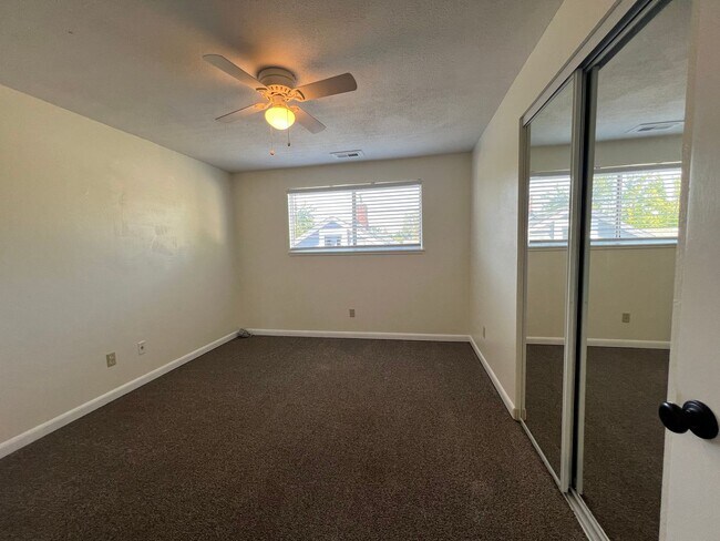 Building Photo - Three bed/Two Bath Upstairs Apartment | Available Now