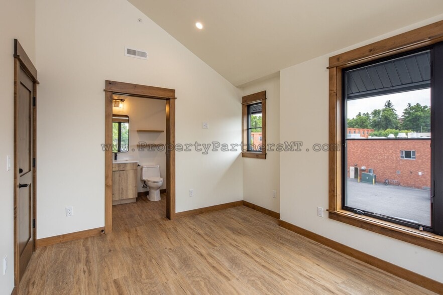 Building Photo - 824 S 8th Ave