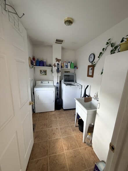 Building Photo - 226 D St NW