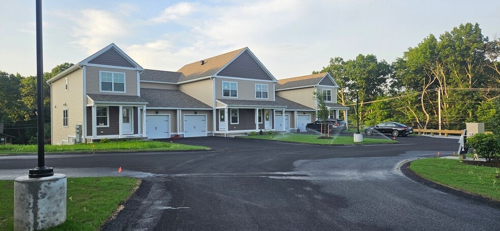 Building Photo - 719 Putnam Pike