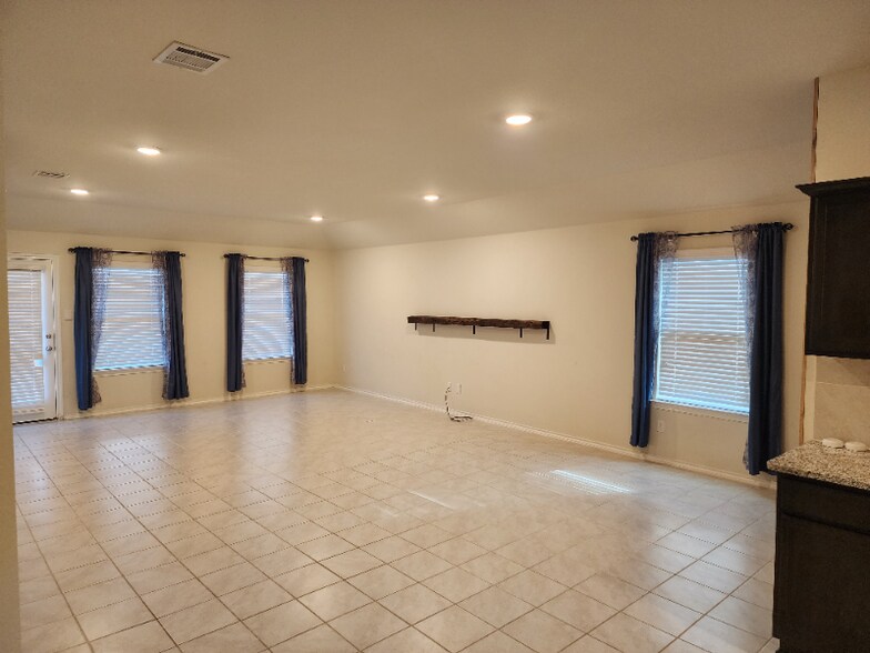 Building Photo - 1220 Meadow Creek Dr