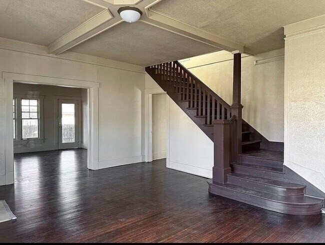 Building Photo - Spacious Prairie Style Home- 3 Bed, 1 Bath...