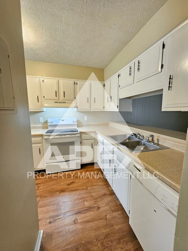 Building Photo - MOVE-IN SPECIAL, $1 RENT!! - Nice 2 Bd | 1.5 Ba Townhouse in West Knox off Cedarbluff!