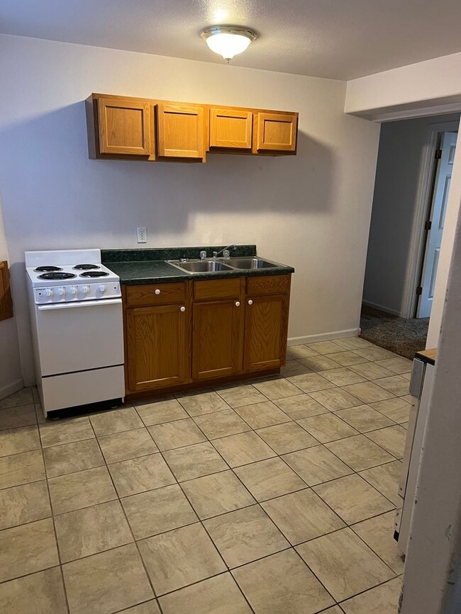 Building Photo - AVAILABLE NOW - BEAUTIFUL 6 bedroom home F...