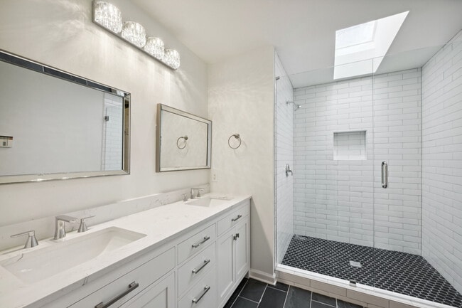 Building Photo - 439 Grant St SE