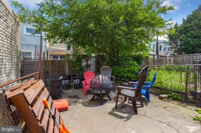 Building Photo - 2147 E Hagert St