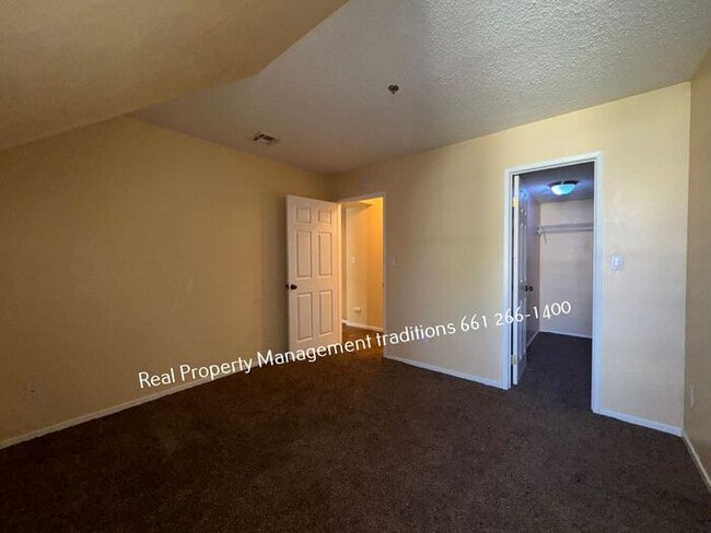 Building Photo - 2 plus 2 condo in lancaster