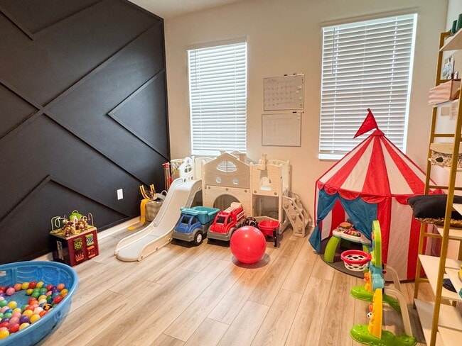 Building Photo - Beautiful 3 bedroom/2.5 bath in NEW Winter...