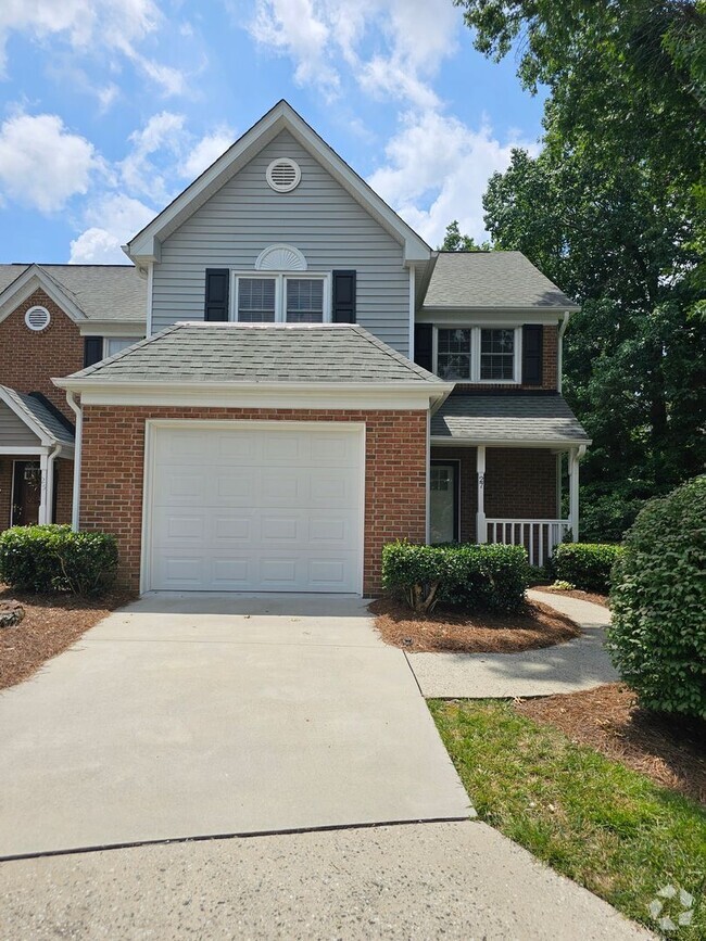 Building Photo - Townhome in Greensboro!