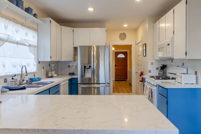 Building Photo - 640 S Columbia St