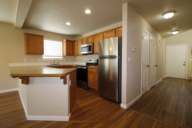 Building Photo - Charming 3-Bedroom townhouse with Garage &...