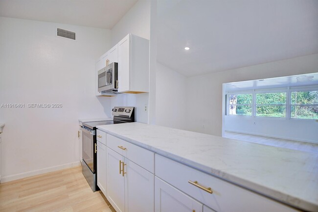 Building Photo - 220 Rhapsody Ave