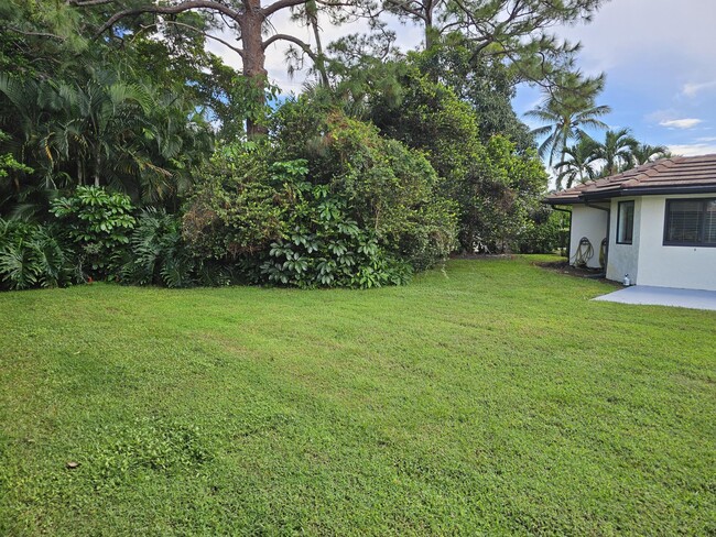 Building Photo - 435 Pine Villa Dr